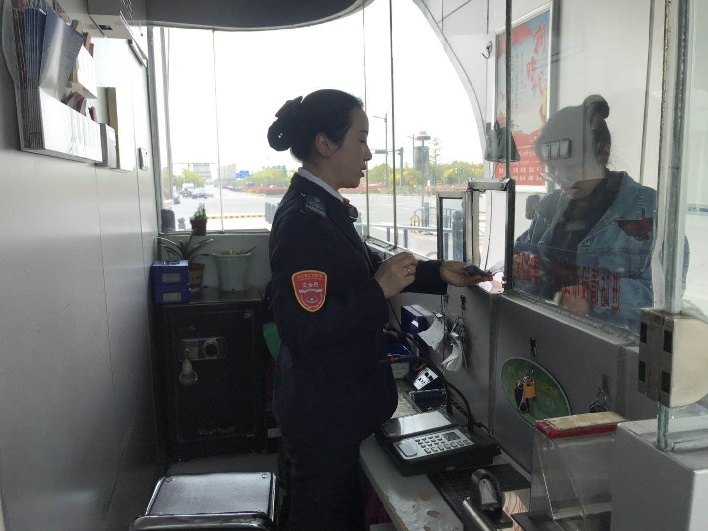 公交集團(tuán)快速公交事業(yè)部開展站臺綜合檢查