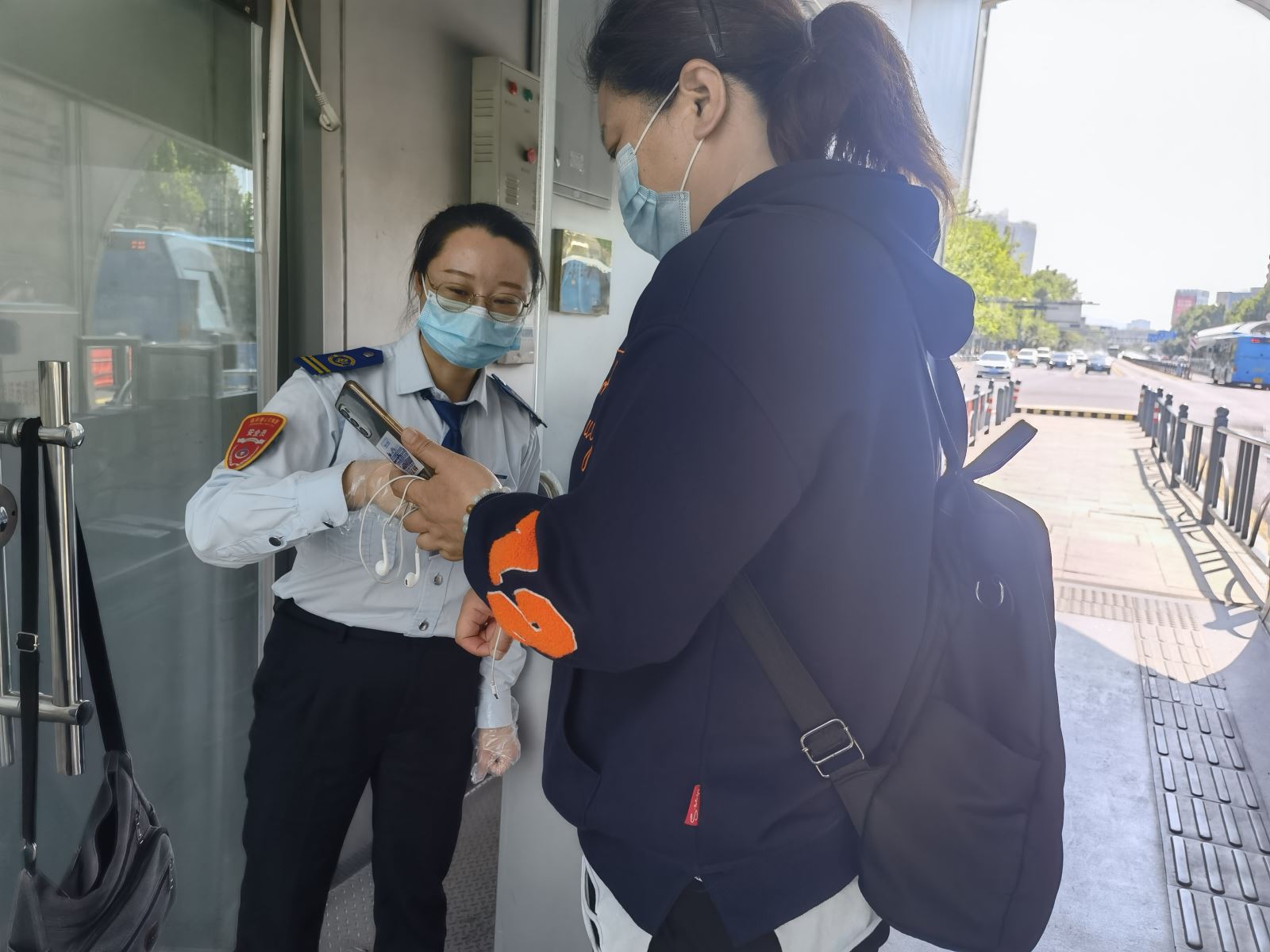 公交集團(tuán)快速公交事業(yè)部站務(wù)員王慧、朱桂平接力找文件獲暖心點(diǎn)贊