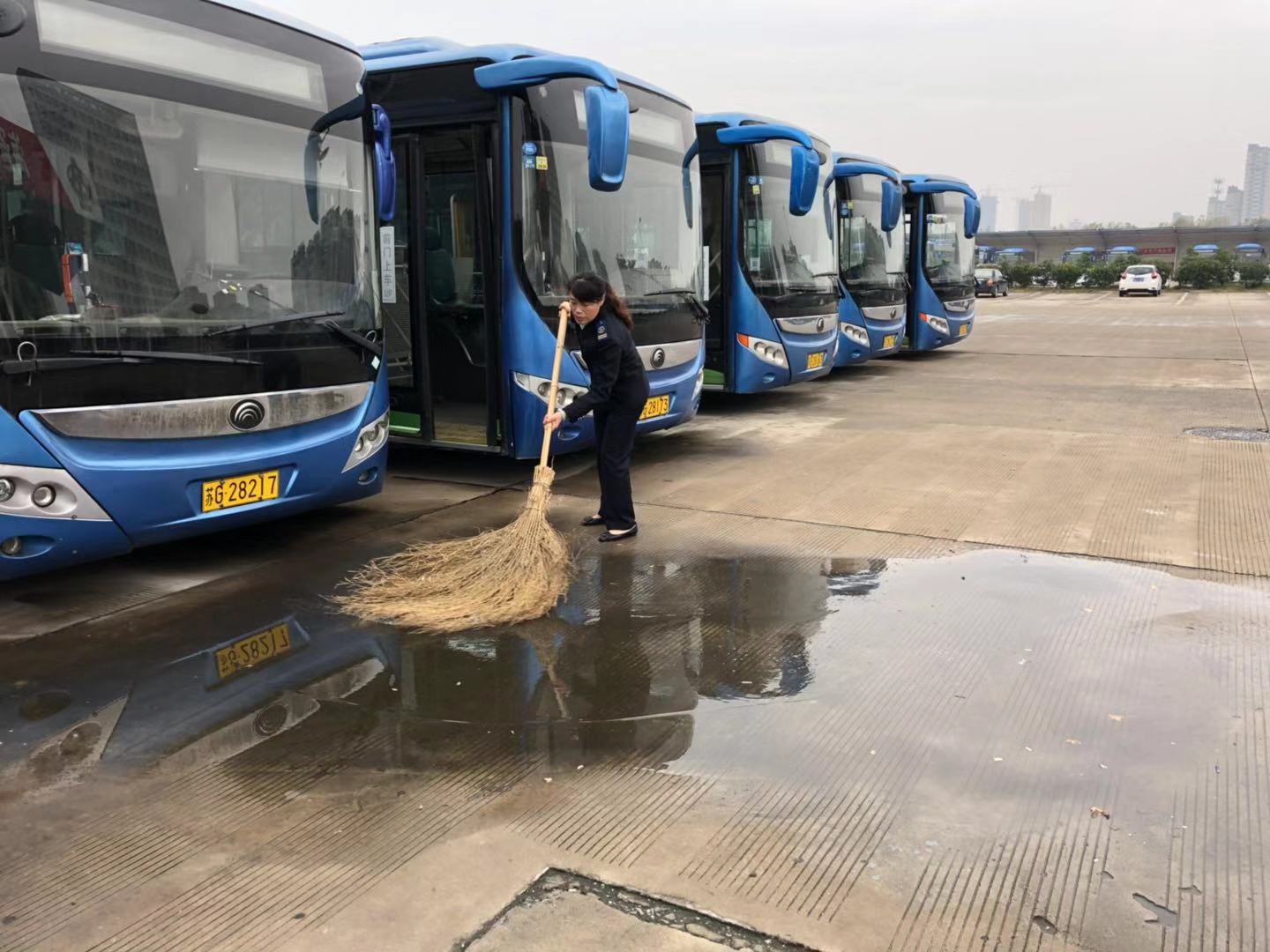 公交集團(tuán)快速公交事業(yè)部開展場站大掃除助力創(chuàng)文工作