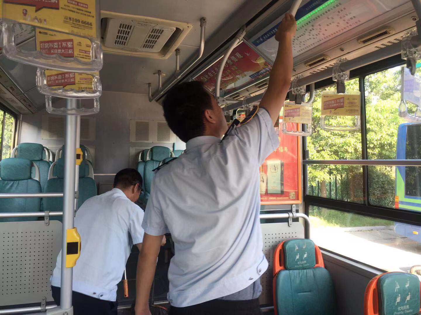 公交集團(tuán)快速公交事業(yè)部開(kāi)展車輛衛(wèi)生大檢查 做好創(chuàng)文抓手工作