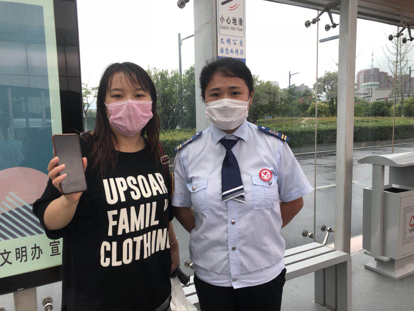 快速公交事業(yè)部站務(wù)員幫助乘客收獲感謝