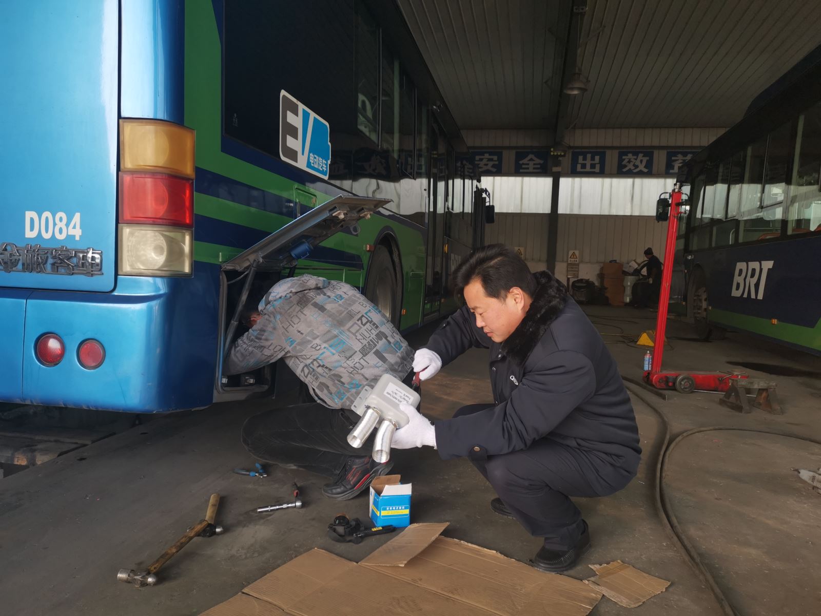 快速公交事業(yè)部安裝電車暖風(fēng)機(jī)