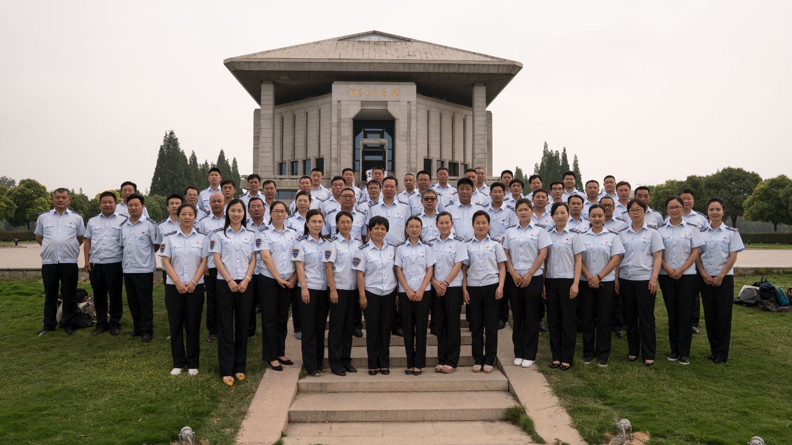 公交集團(tuán)組織開展黨員干部到周恩來紀(jì)念館參觀學(xué)習(xí)活動(dòng)