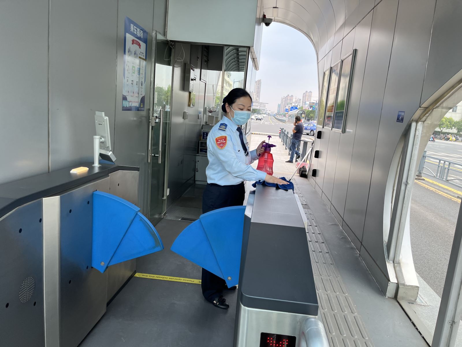 站務(wù)員韓霞幫助乘客找到丟失的錢包獲感謝