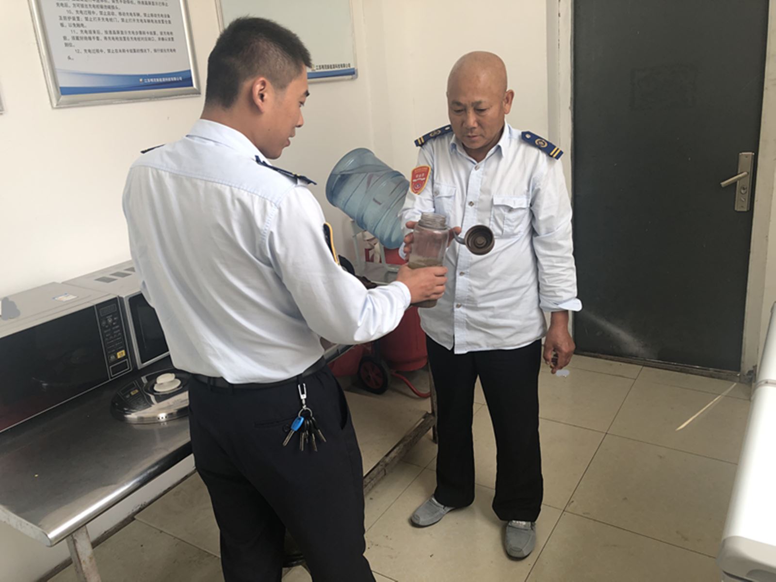 公交集團(tuán)經(jīng)營(yíng)發(fā)展事業(yè)部開(kāi)展關(guān)愛(ài)職工送清涼活動(dòng)