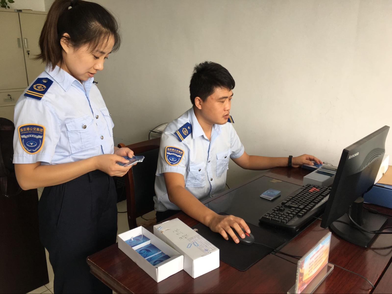 公交集團(tuán)順利完成港口集團(tuán)二季度通勤乘車(chē)卡辦理工作