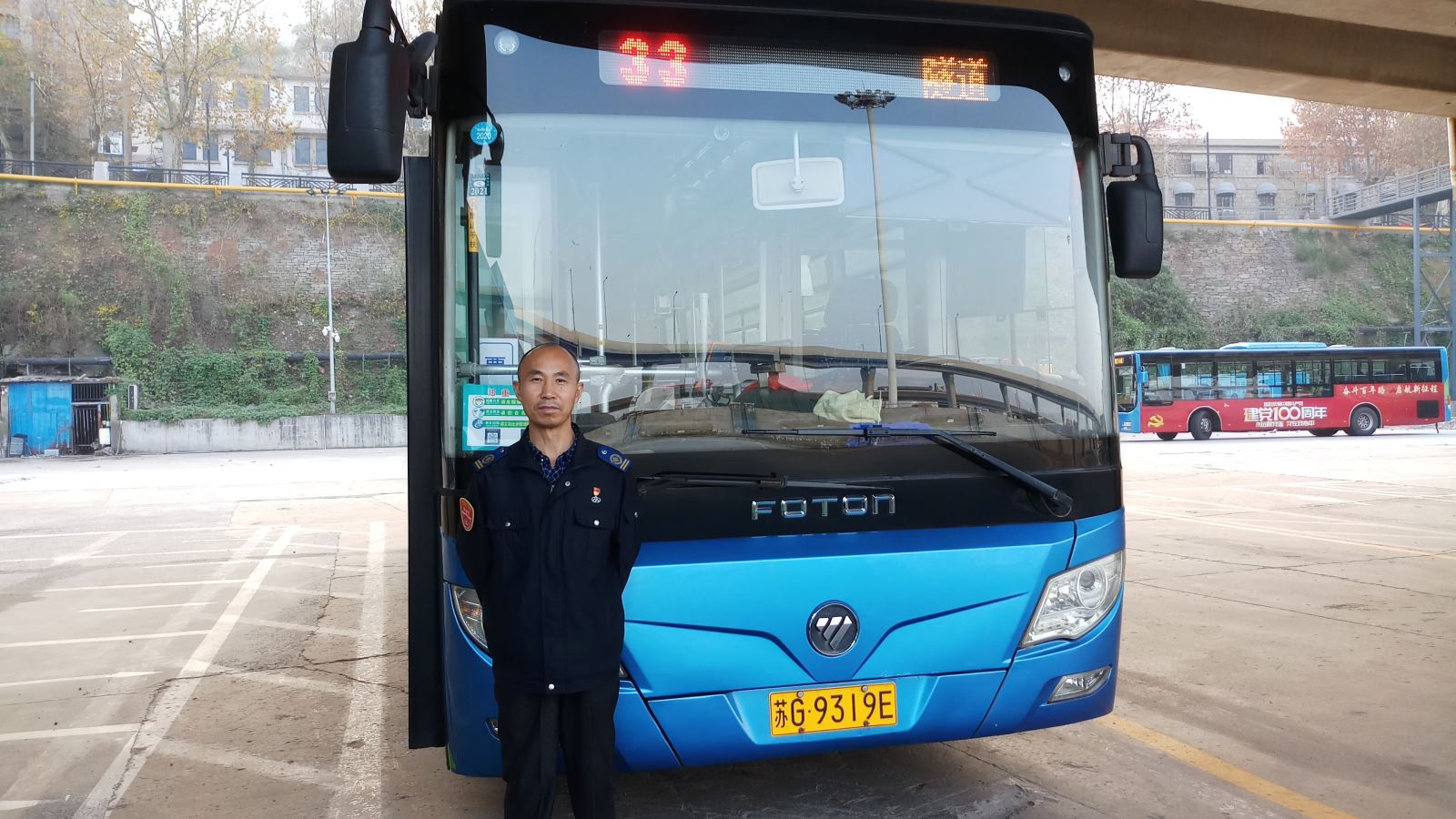 公交集團(tuán)公交事業(yè)二部33路駕駛員王永軍及時(shí)歸還乘客丟失的手機(jī)