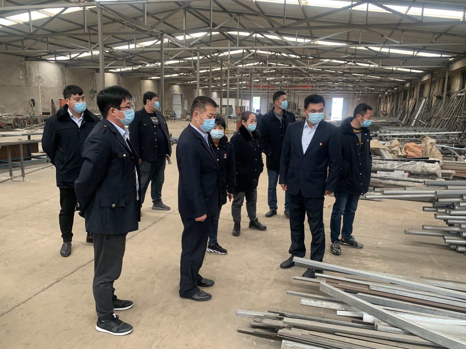 公交集團公交事業(yè)二部開展“黨建引領(lǐng)富民路，脫貧攻堅當先鋒”主題黨日活動