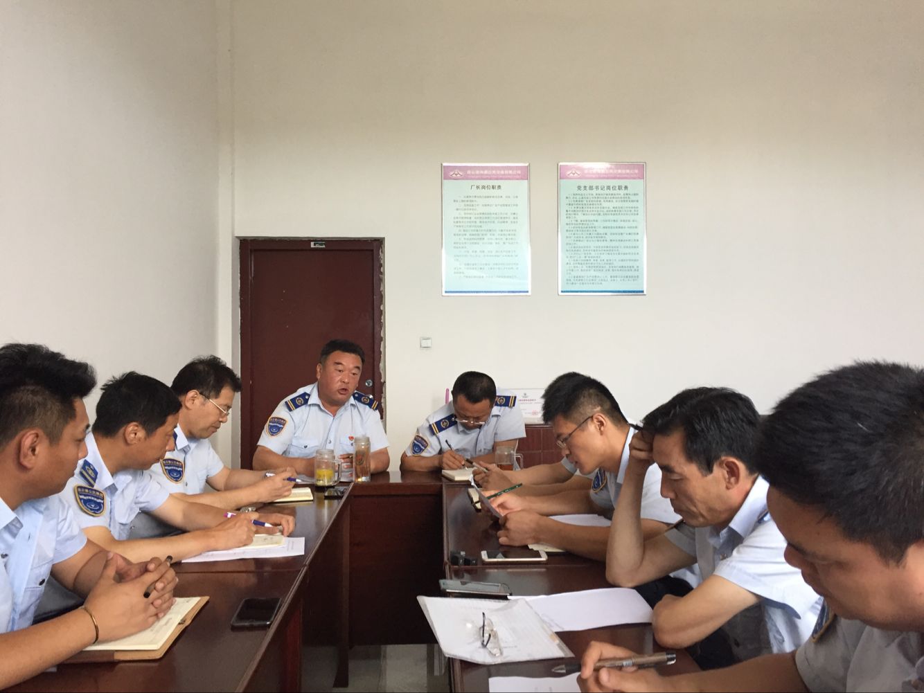 公交汽服公司召開(kāi)“振奮精神強(qiáng)堡壘，頑強(qiáng)拼搏謀跨越”主題黨日座談會(huì)