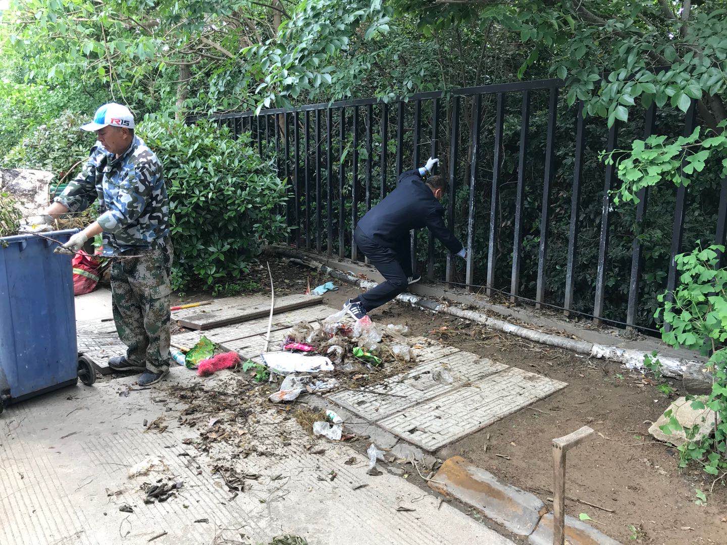 快速公交事業(yè)部西城分公司清理環(huán)境衛(wèi)生助文明城市創(chuàng)建