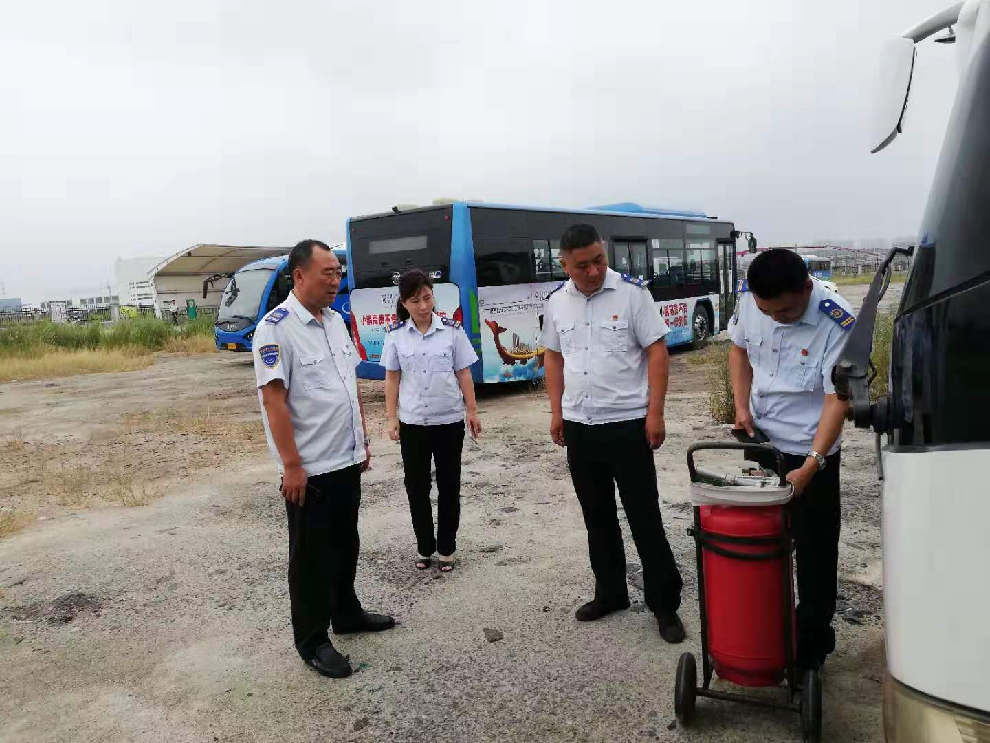 公交集團經營發(fā)展事業(yè)部開展節(jié)前車輛安全專項檢查