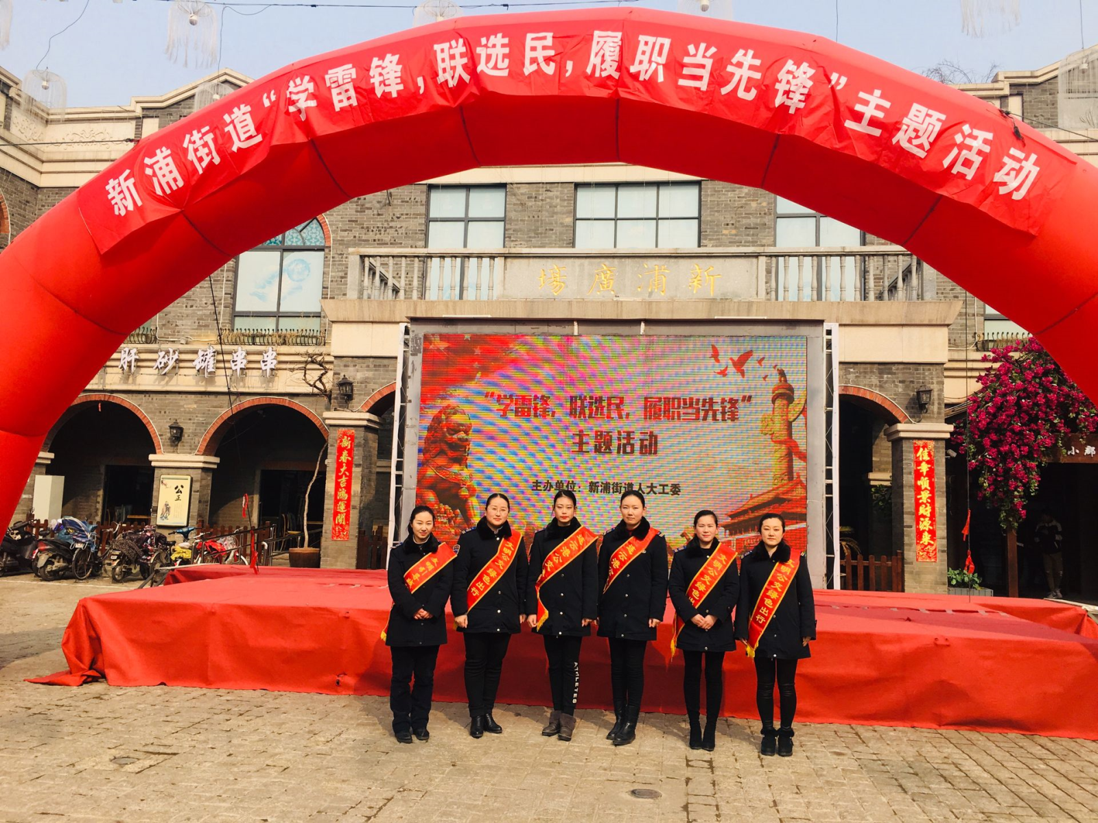 公交集團開展“學(xué)雷鋒、我行動”志愿服務(wù)活動