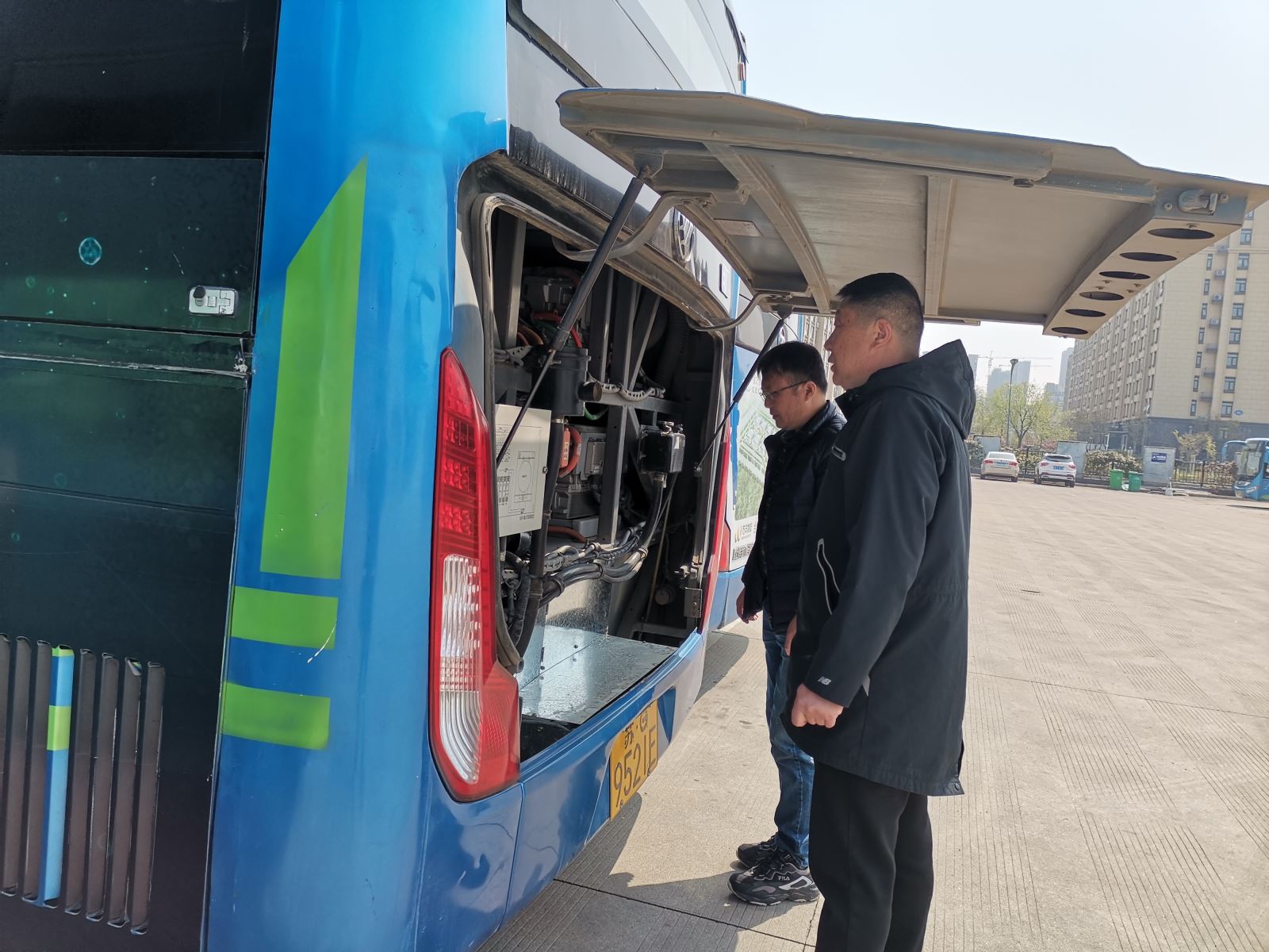 經(jīng)營(yíng)發(fā)展事業(yè)部開(kāi)展電動(dòng)車電池倉(cāng)柳絮清理工作