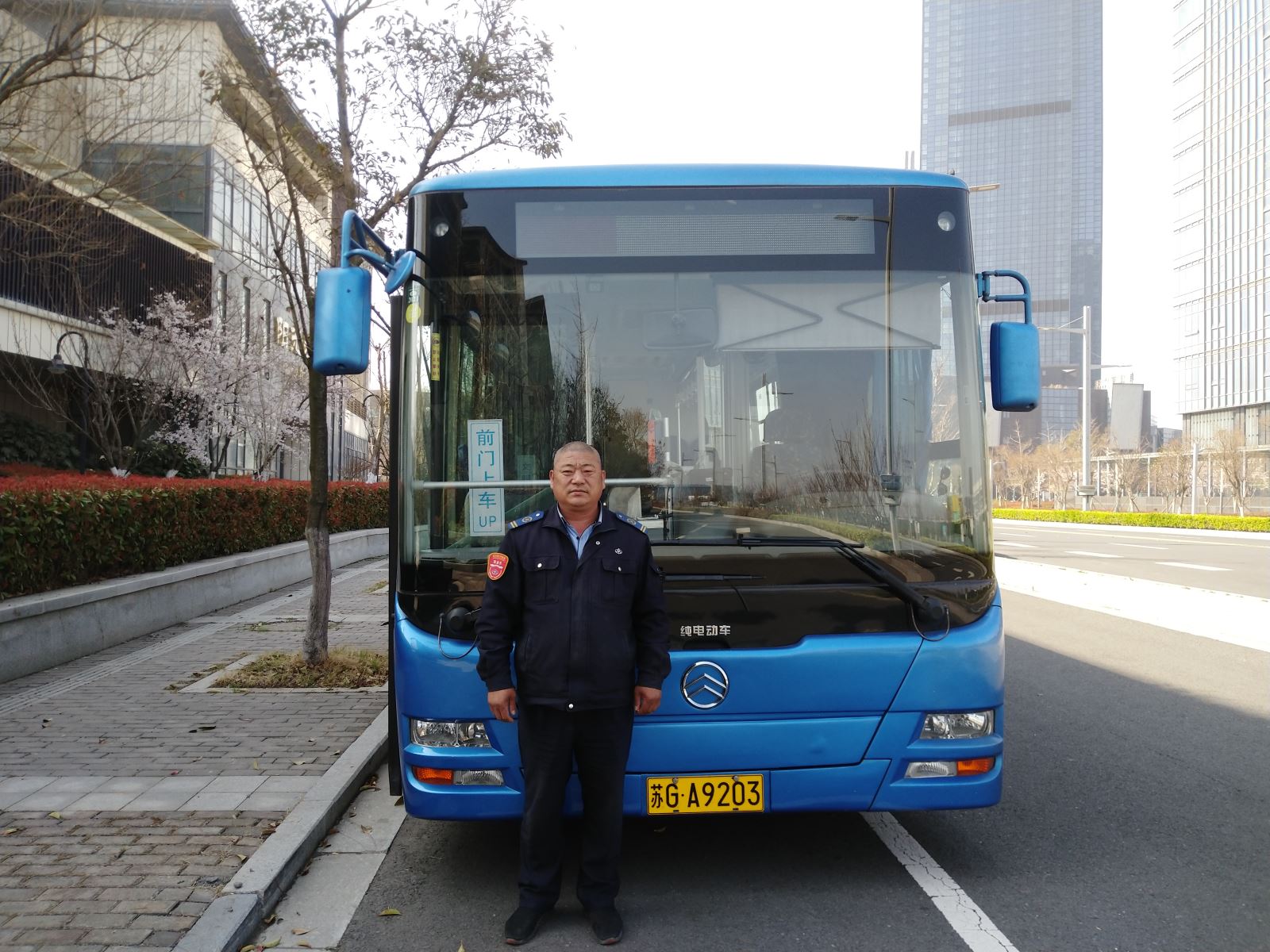 公交事業(yè)二部32路駕駛員陳加桂及時(shí)歸還乘客丟失的包受稱贊