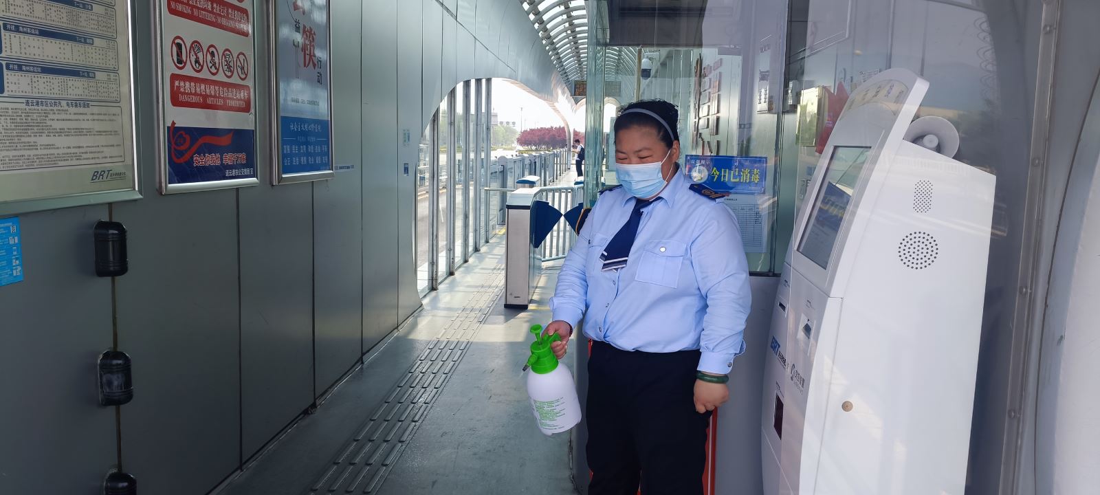 乘客身體不適，站務(wù)員暖心幫助 獲家屬連連道謝