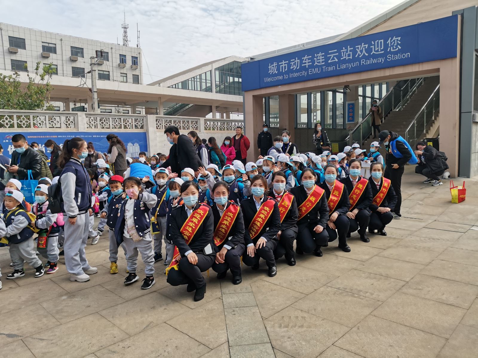 秋高氣爽，一群小乘客“蒞臨”城市動車