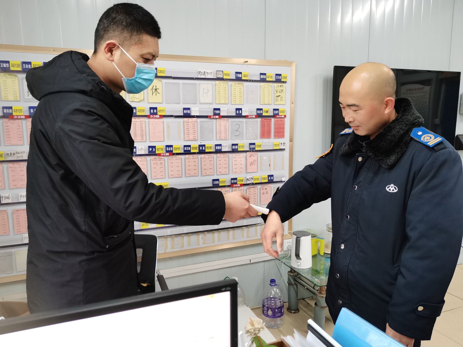 公交集團(tuán)公交事業(yè)二部持續(xù)開(kāi)展春運(yùn)期間駕駛員崗前溫度酒精、血壓測(cè)試工作