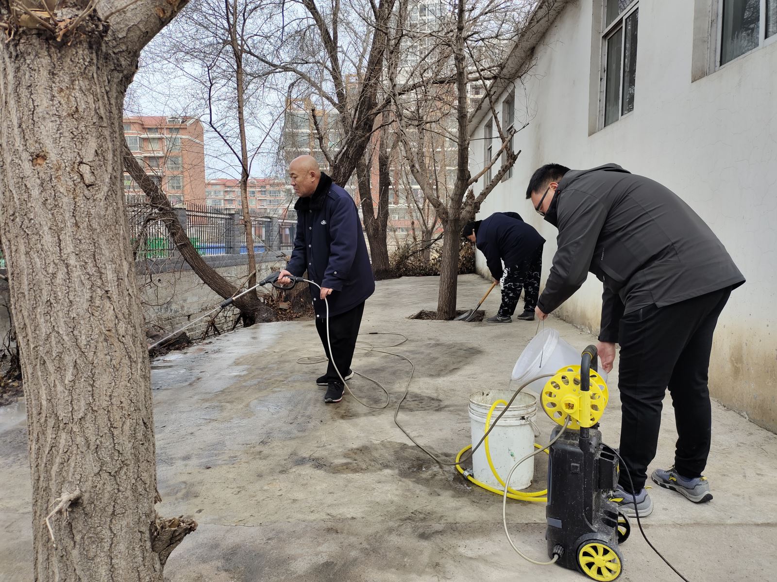 公交集團(tuán)公交事業(yè)二部開展場站衛(wèi)生大掃除活動
