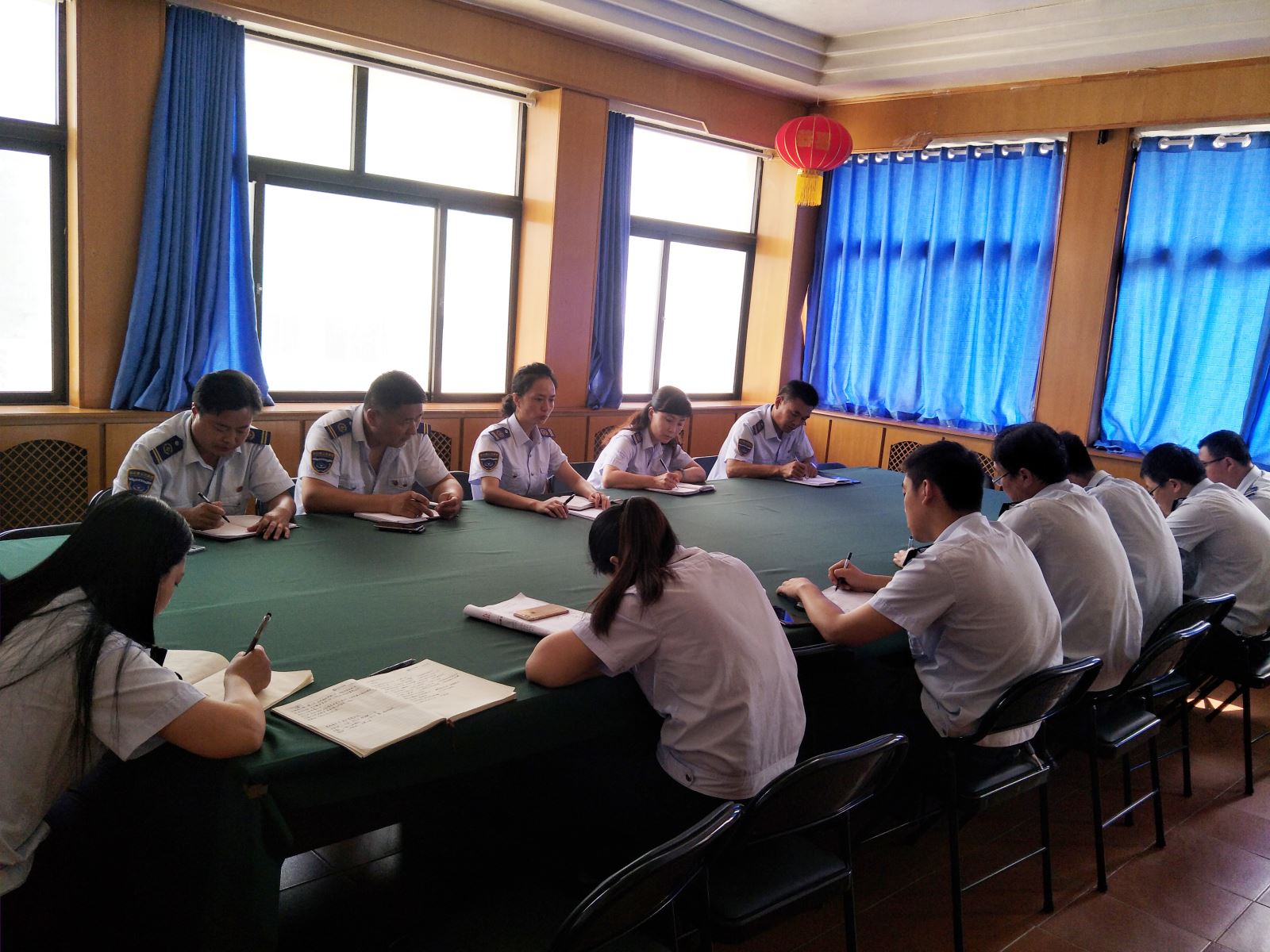 公交集團(tuán)佳連公司黨支部召開(kāi)“振奮精神強(qiáng)堡壘、頑強(qiáng)拼搏謀跨越”會(huì)議