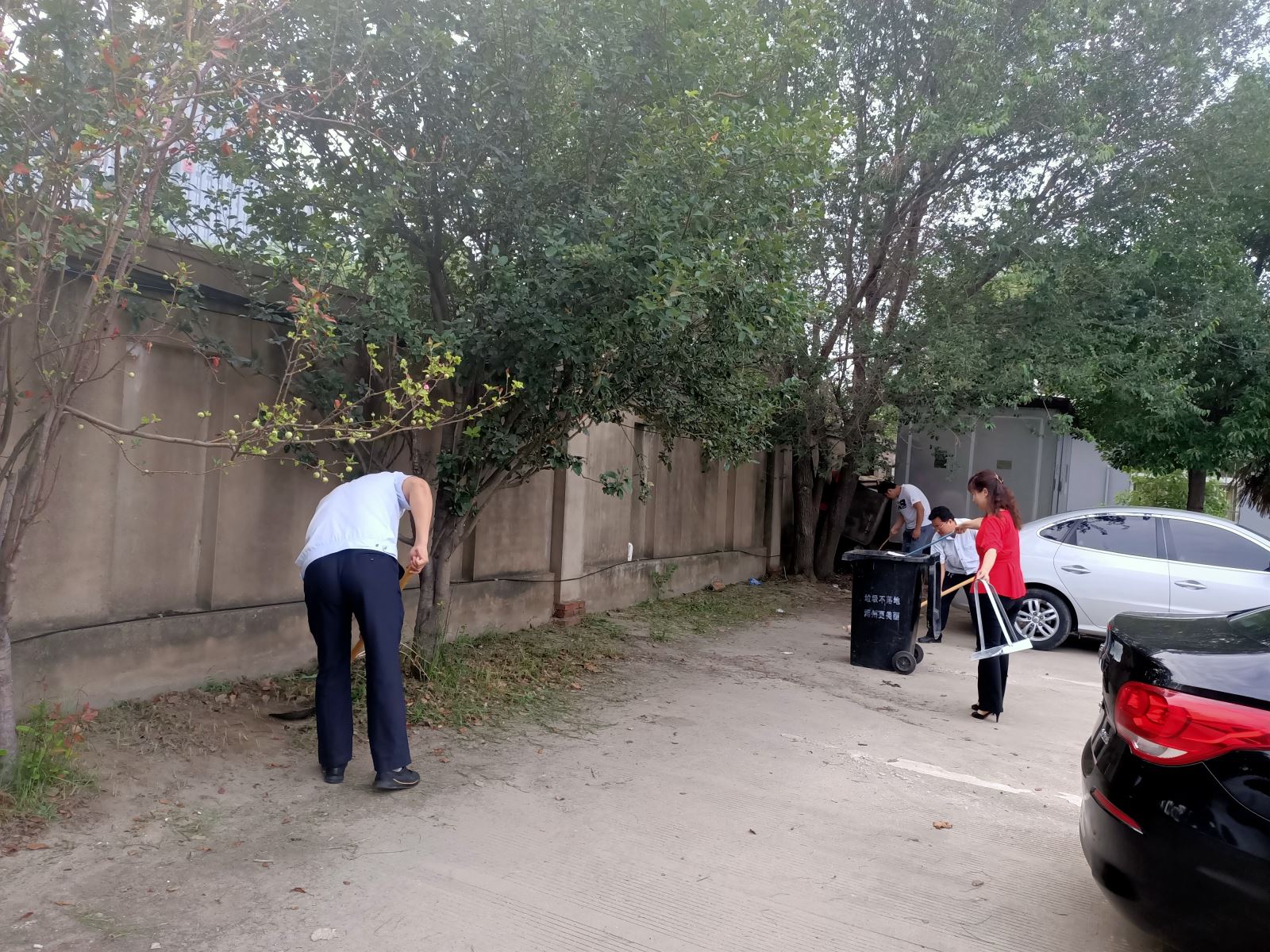 公交集團經(jīng)營發(fā)展事業(yè)部開展公交場站衛(wèi)生清潔大行動 助力創(chuàng)文工作