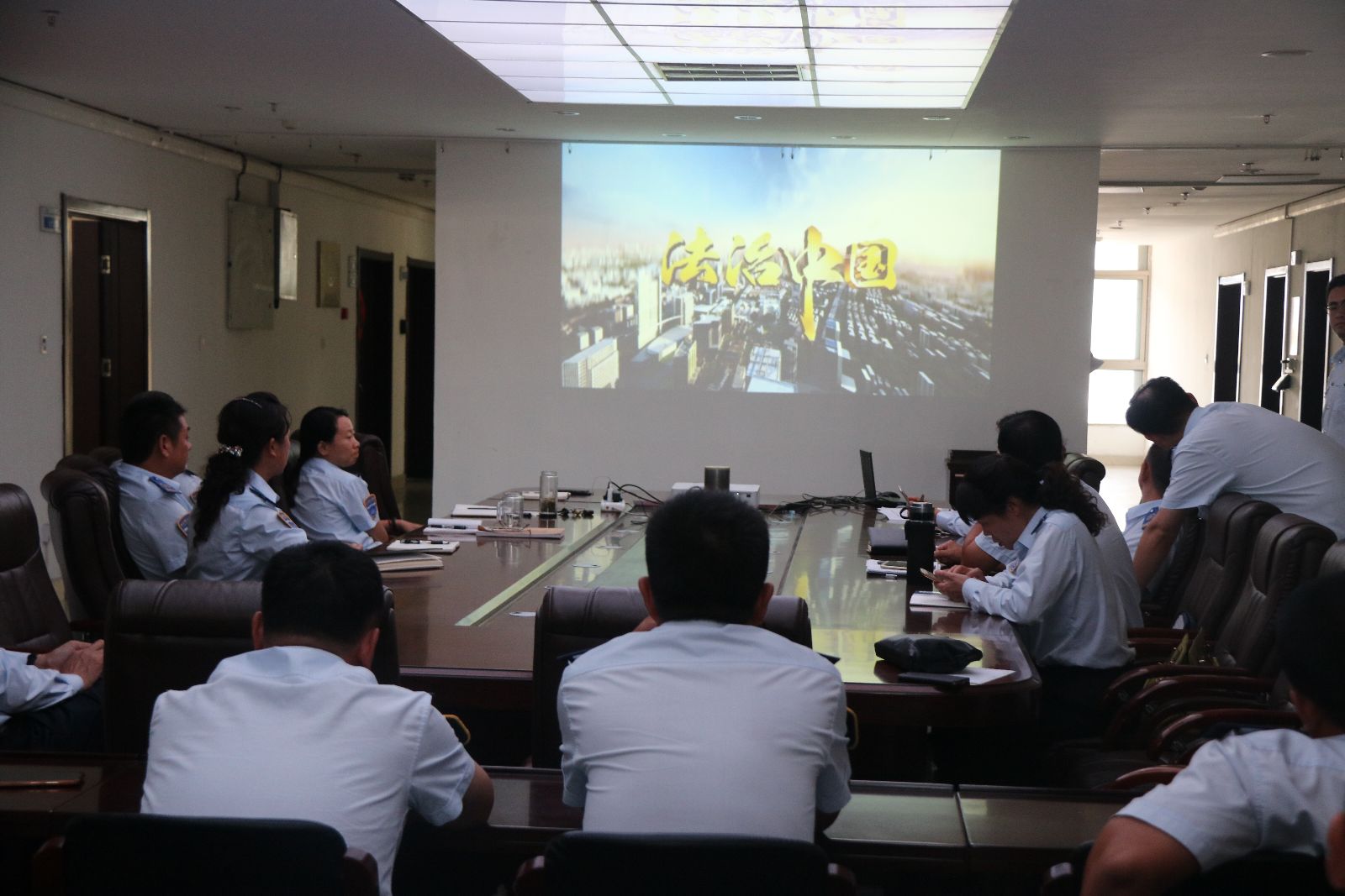 公交集團權(quán)屬單位組織學習觀看《法治中國》專題片