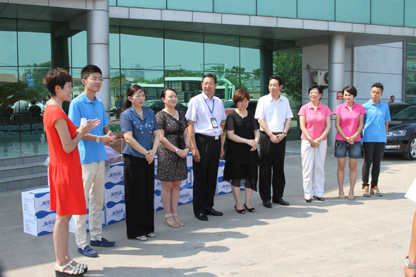 市廣電總臺(tái)和愛心企業(yè)慰問海通公交公司一線員工