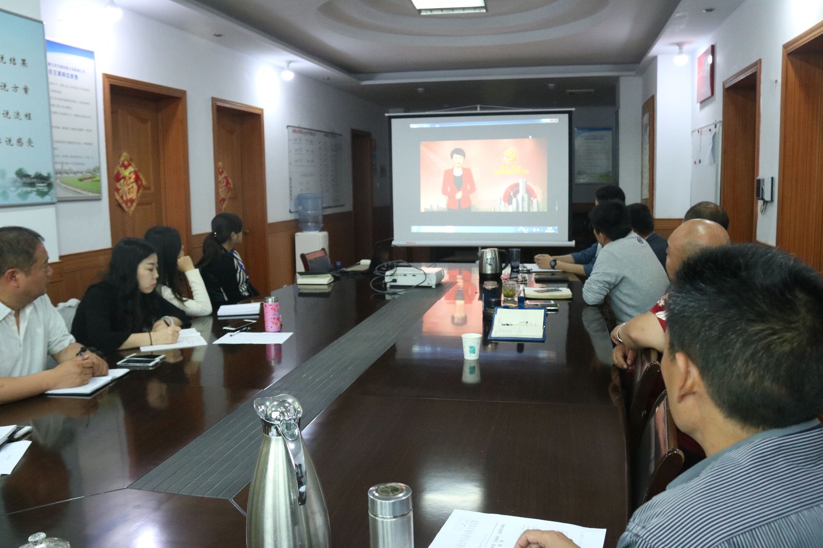 公交新浦公司“固定學(xué)習(xí)日”觀看影片《雨中的樹(shù)》