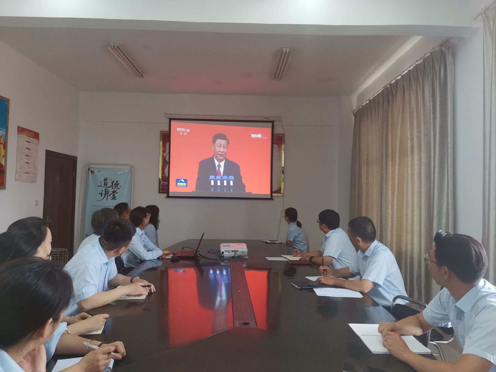 公交集團公交事業(yè)二部組織廣大黨員干部職工觀看慶祝中國共產黨成立100周年“七一”勛章表彰大會