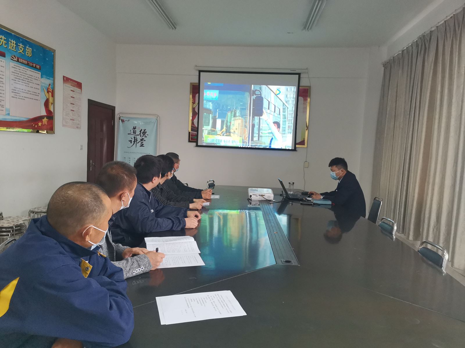 公交集團公交事業(yè)二部持續(xù)做好新入駕駛員崗前培訓工作