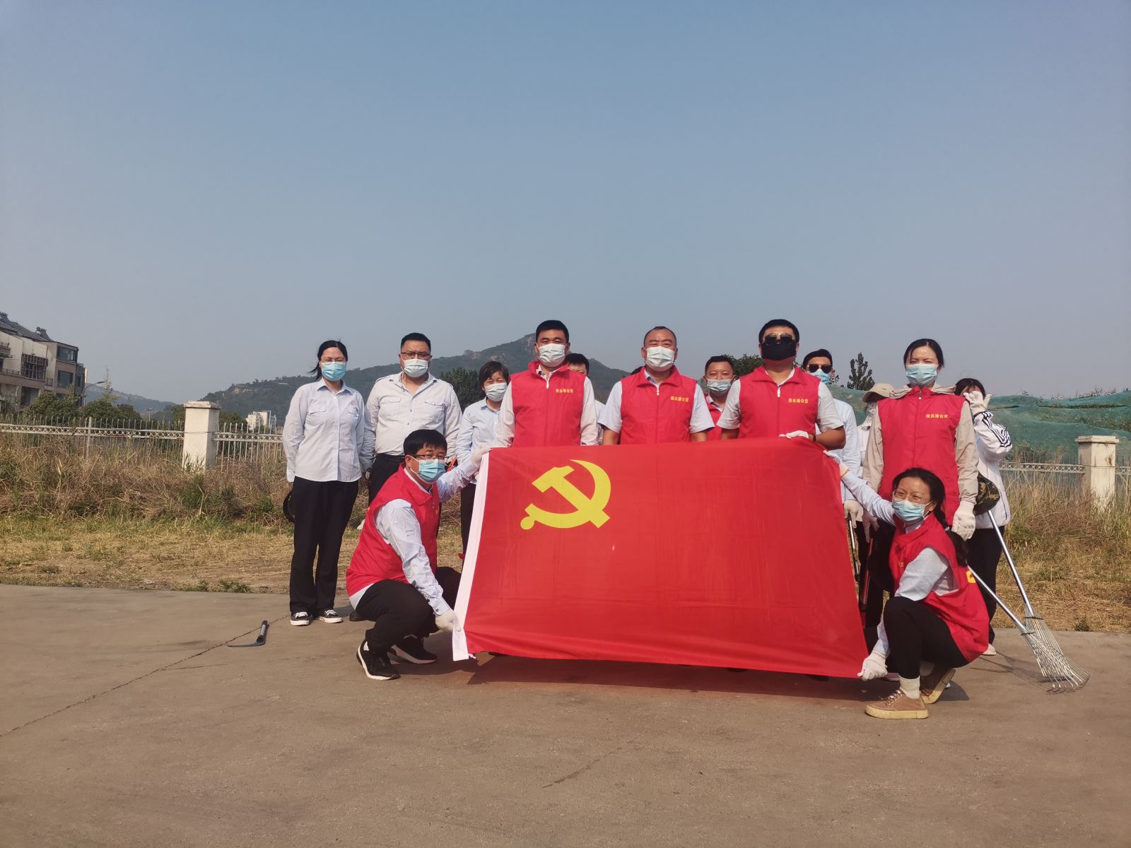 開展義務(wù)除草活動，積極推進(jìn)創(chuàng)文工作