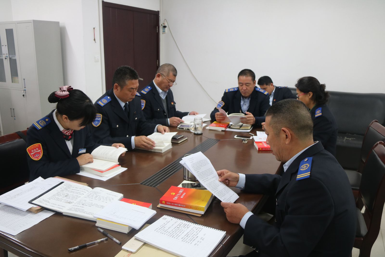 公交集團(tuán)快速公司向全體黨員發(fā)放黨的十九大學(xué)習(xí)書籍