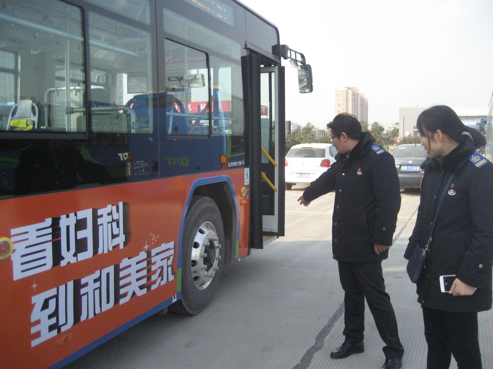 公交傳媒公司開展節(jié)前車體廣告檢查工作