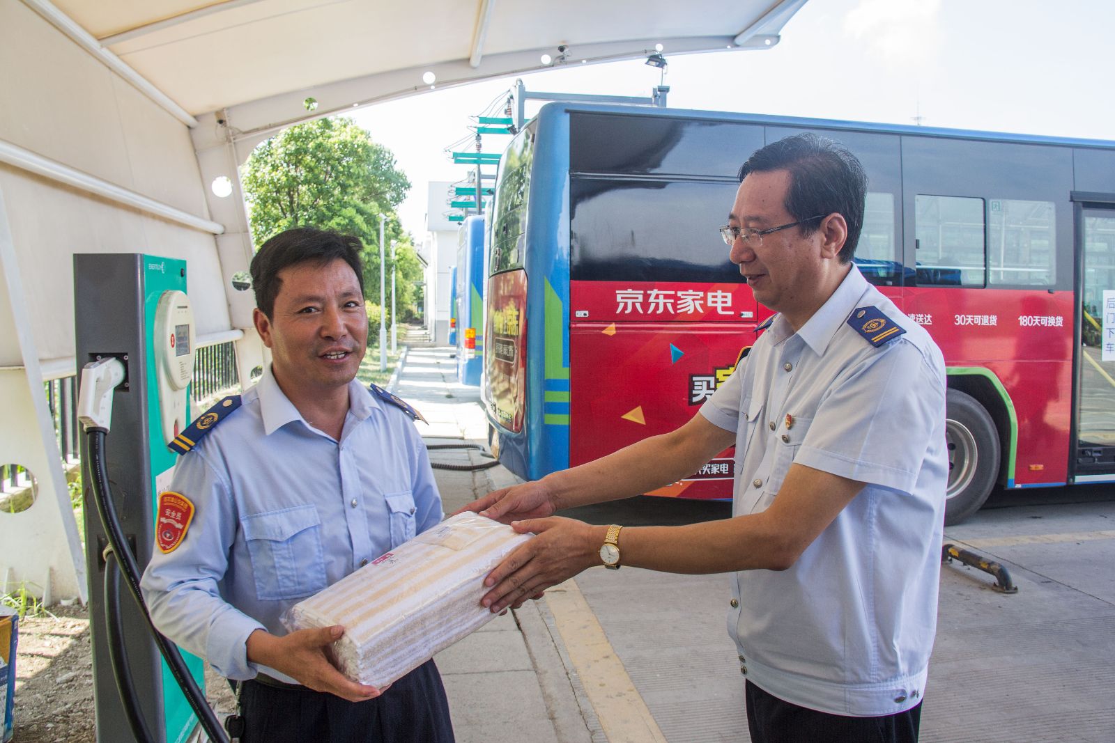 酷暑送清涼  關(guān)愛沁人心   公交集團(tuán)為一線員工“送清涼”