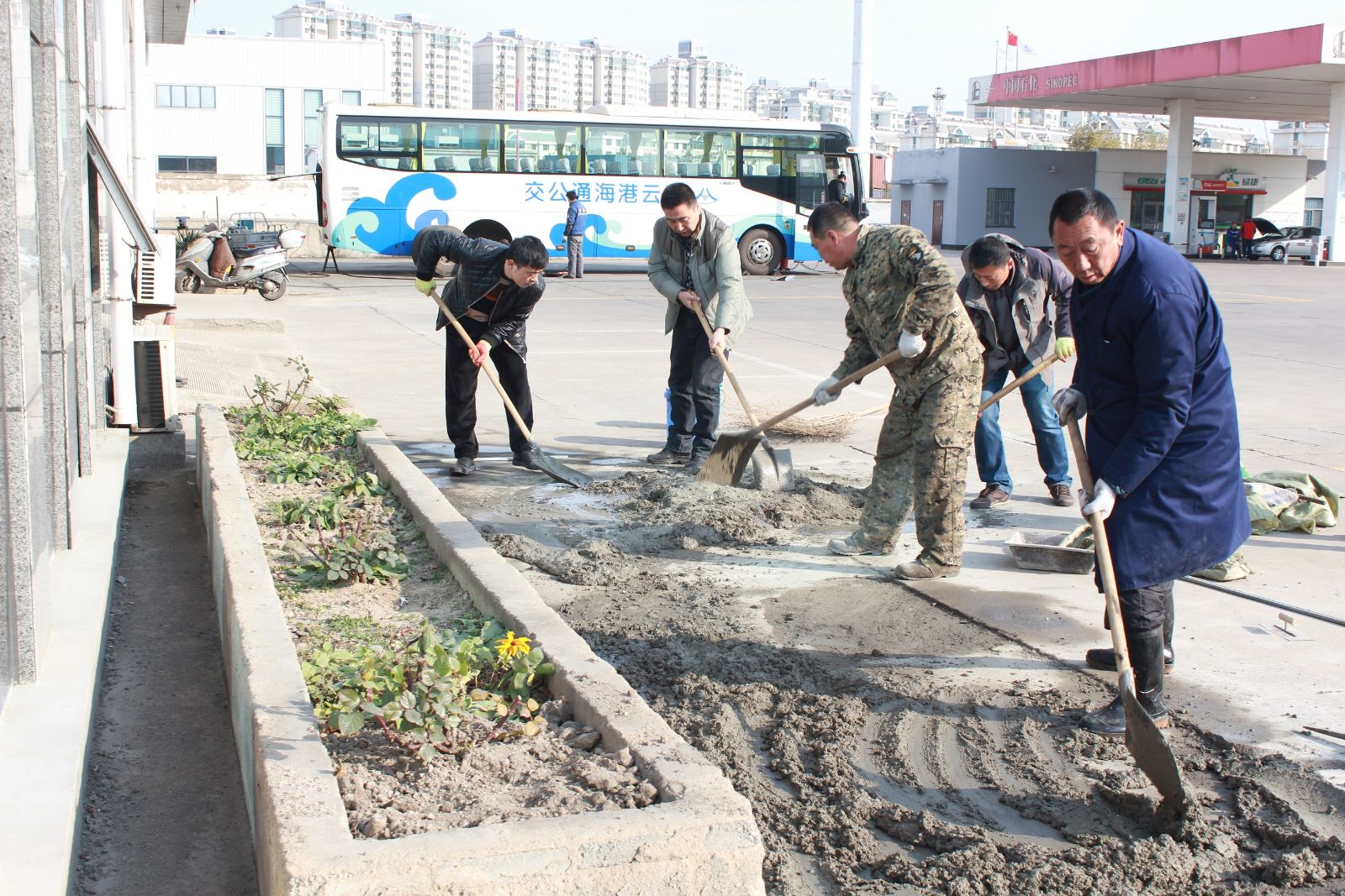 公交東部公司開(kāi)展場(chǎng)站地面修繕工作