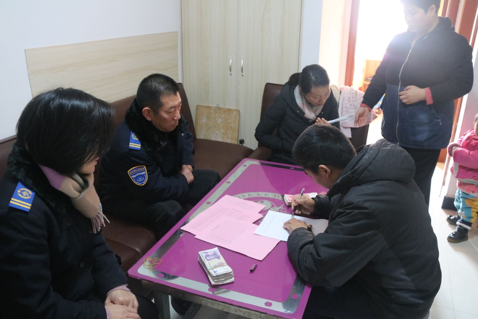 公交集團(tuán)快速公司職工為患病駕駛員周作偉愛心捐款