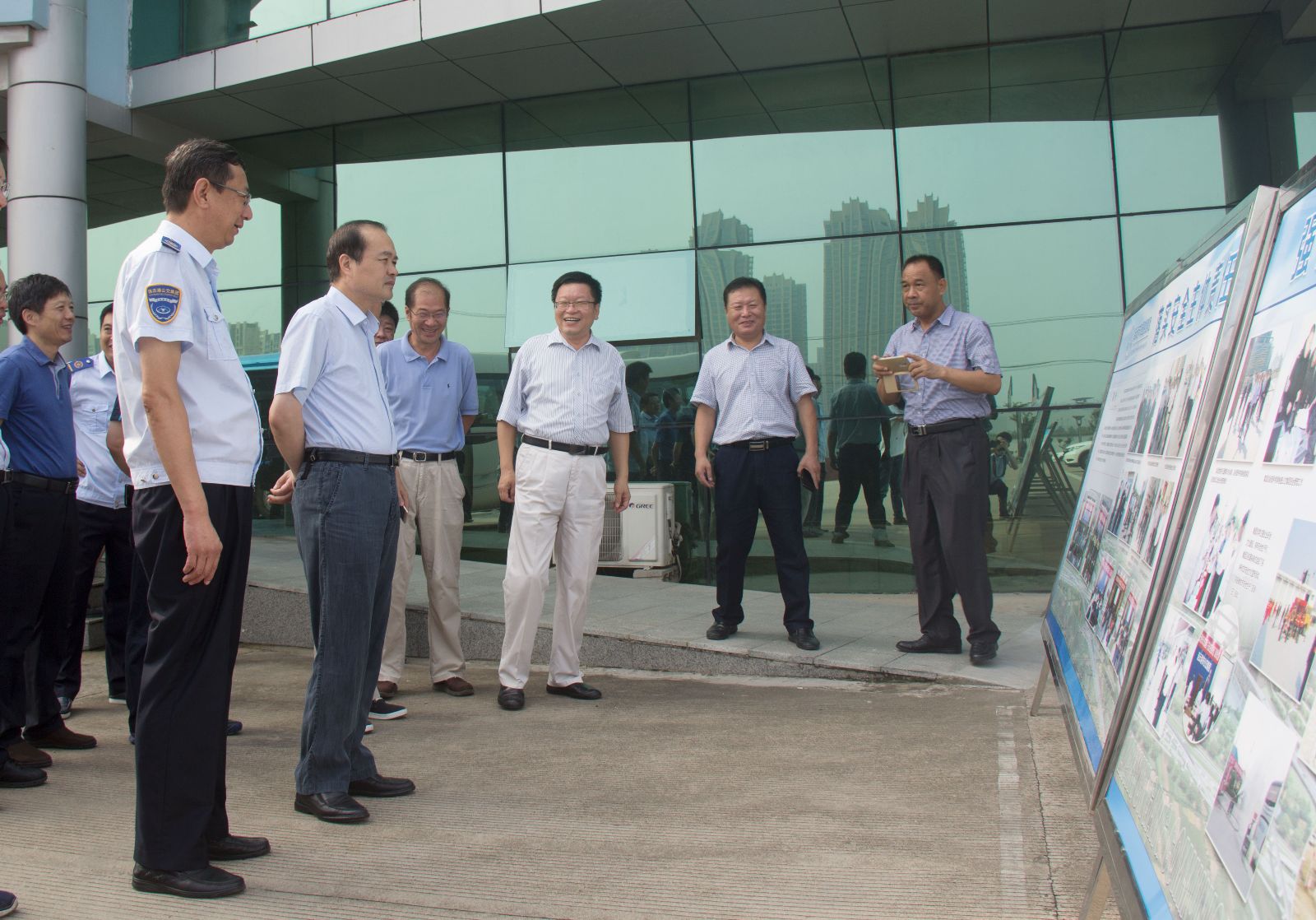 副市長尹哲強(qiáng)調(diào)研督查公交安全生產(chǎn)工作