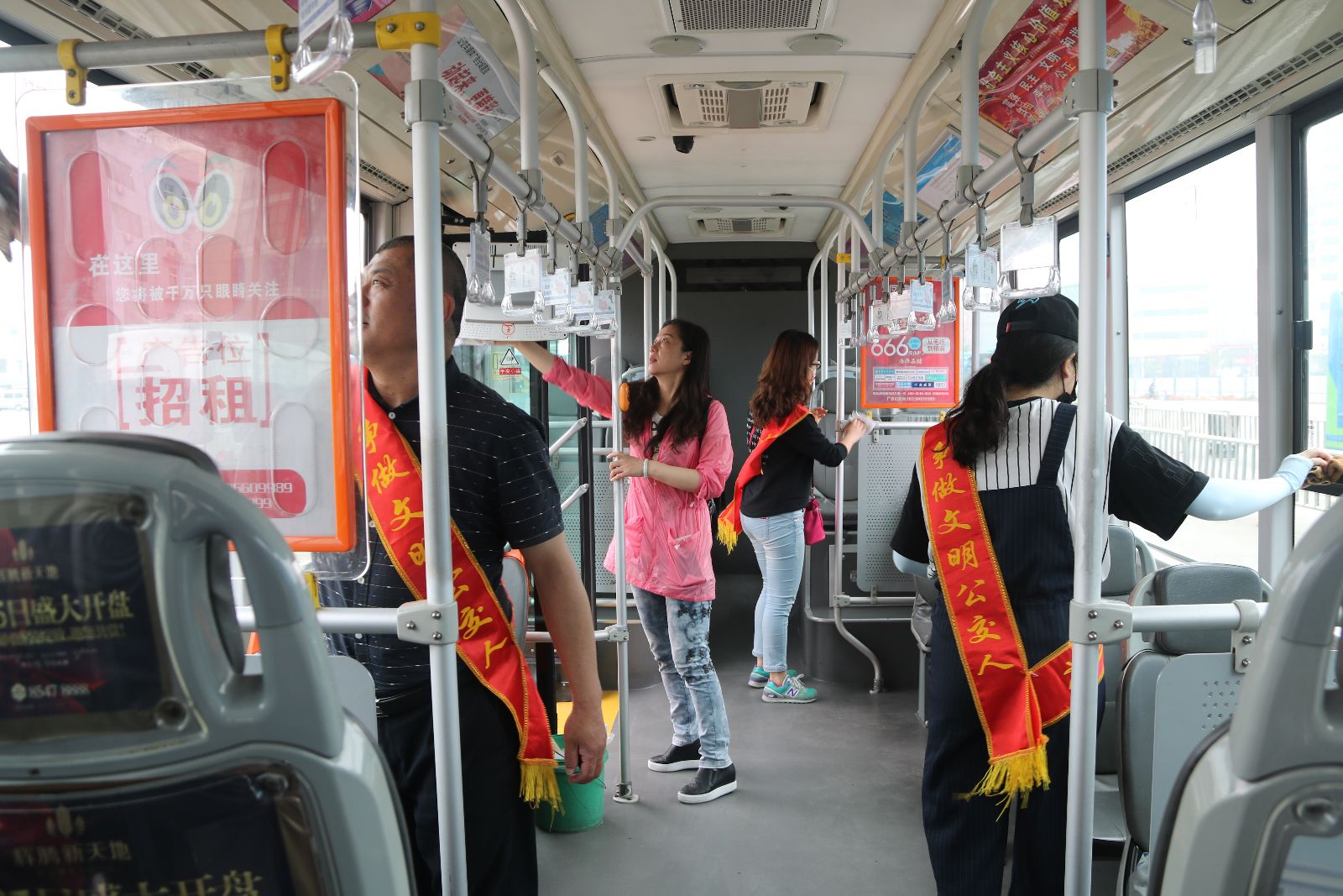 海通公交公司深入基層一線開展車輛“一趟一掃一抹”活動