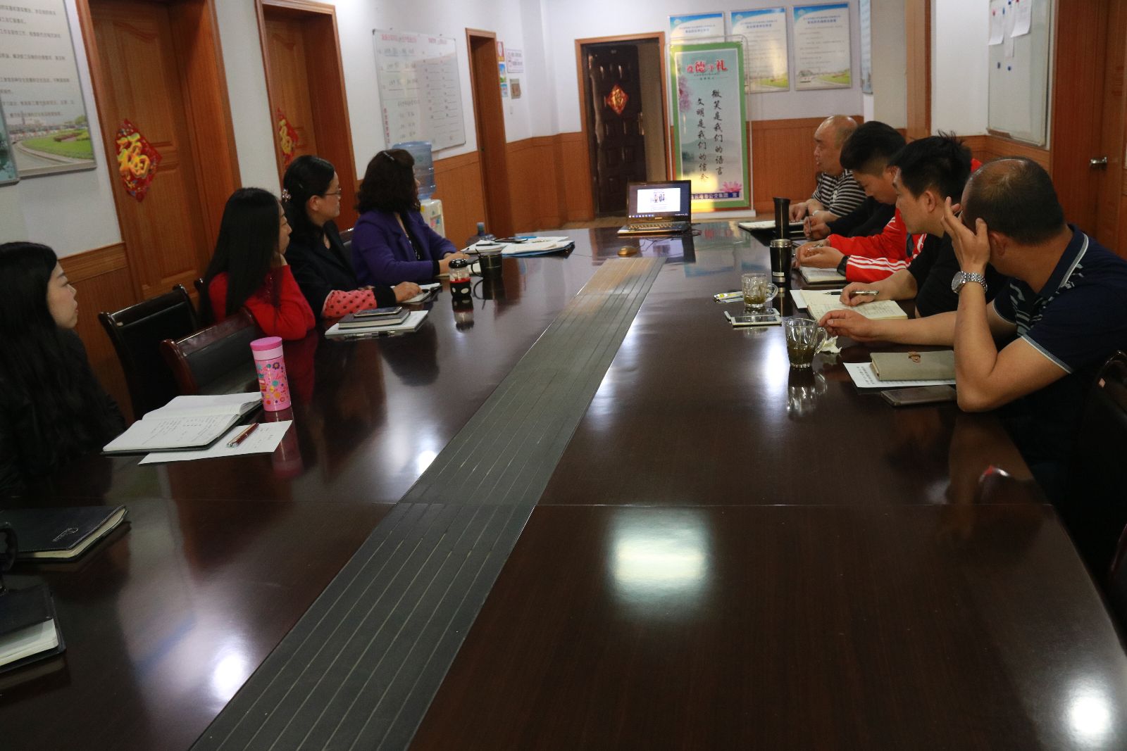 公交新浦公司組織固定學(xué)習(xí)日觀看《船廠諜影》、《追夢英雄》