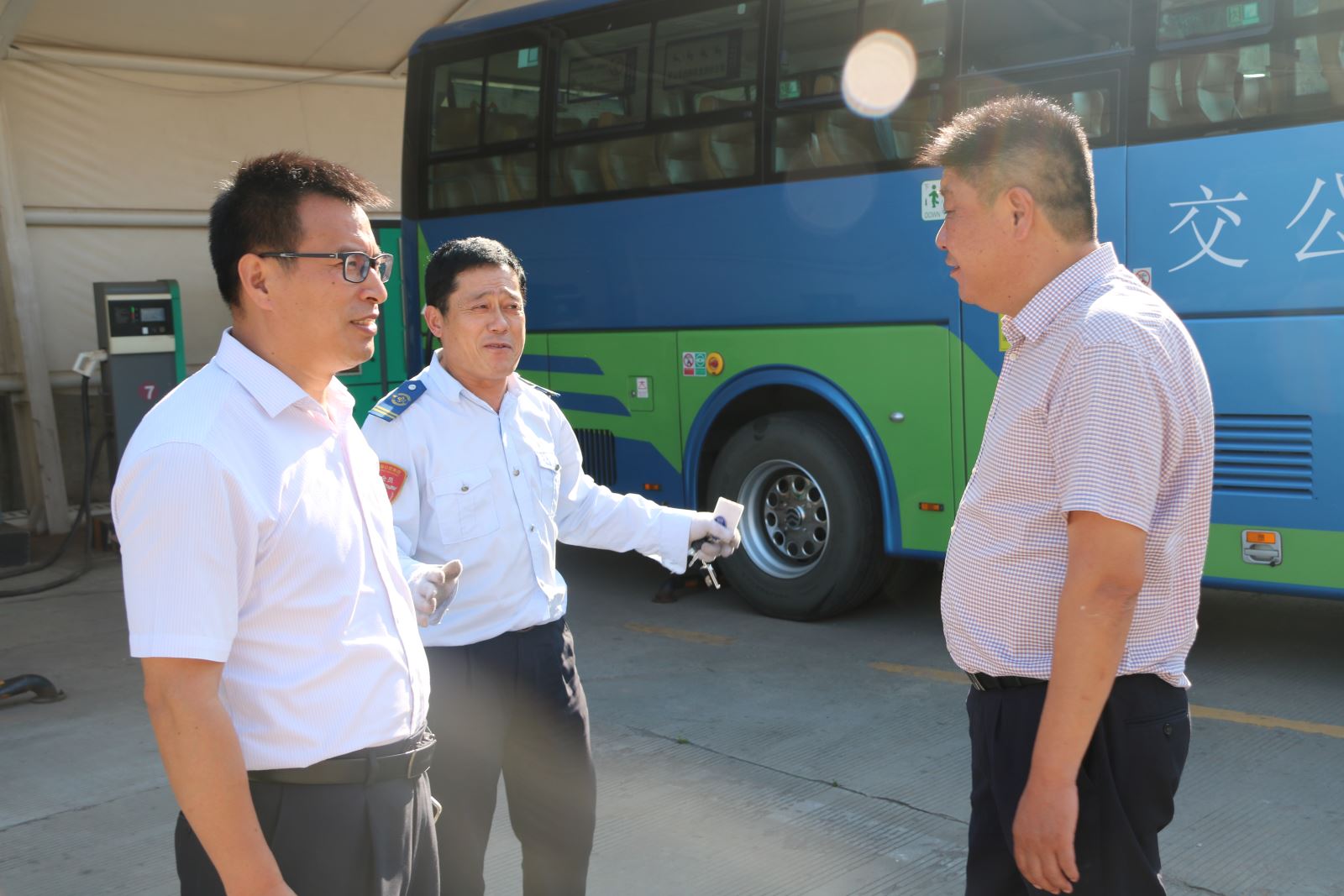 公交集團(tuán)領(lǐng)導(dǎo)班子上路上線(xiàn)開(kāi)展創(chuàng)文專(zhuān)項(xiàng)檢查