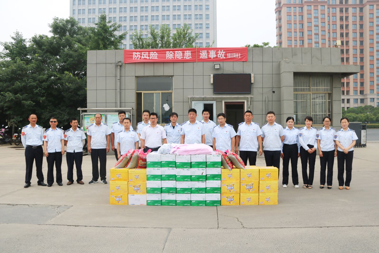 公交集團(tuán)領(lǐng)導(dǎo)班子“夏送清涼” 走訪(fǎng)慰問(wèn)一線(xiàn)公交職工