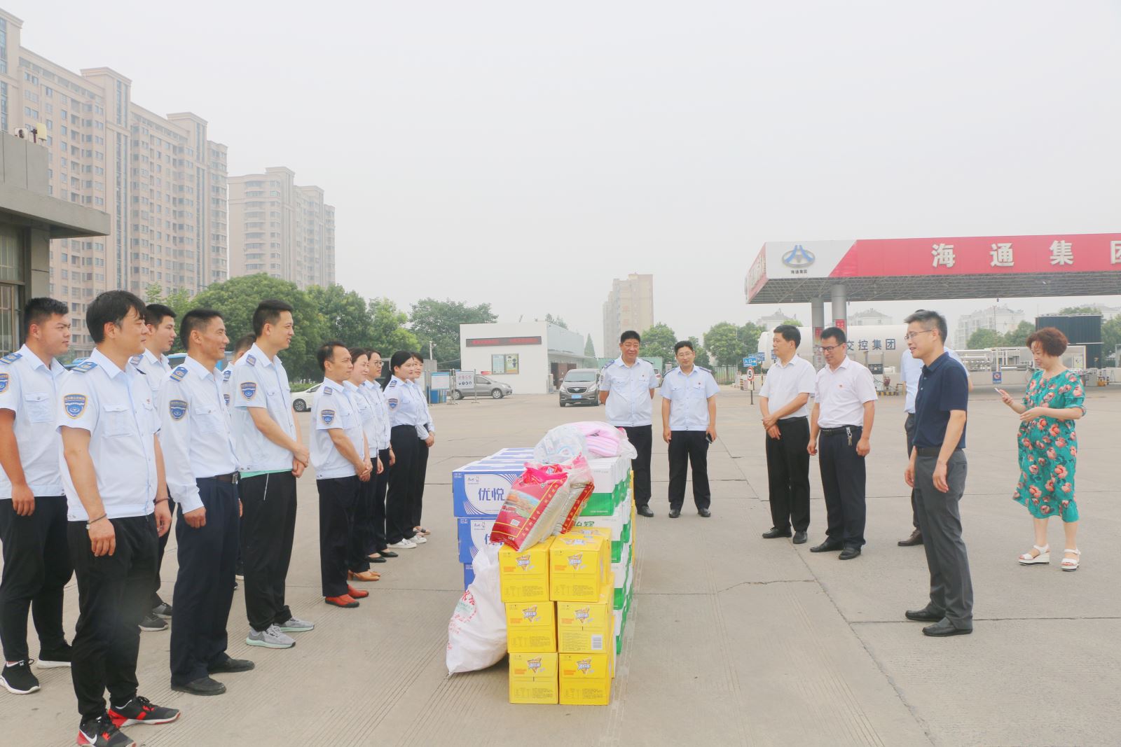 交通控股集團(tuán)領(lǐng)導(dǎo)深入公交一線(xiàn)為職工“夏送清涼”