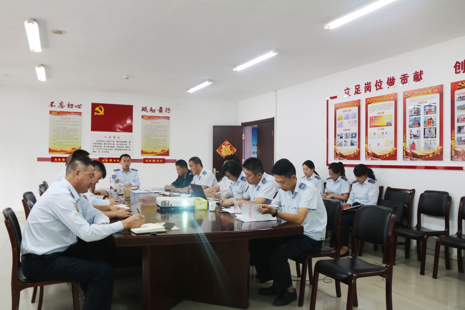 公交集團快速公交公司積極部署國慶節(jié)運輸保障和安全生產(chǎn)工作