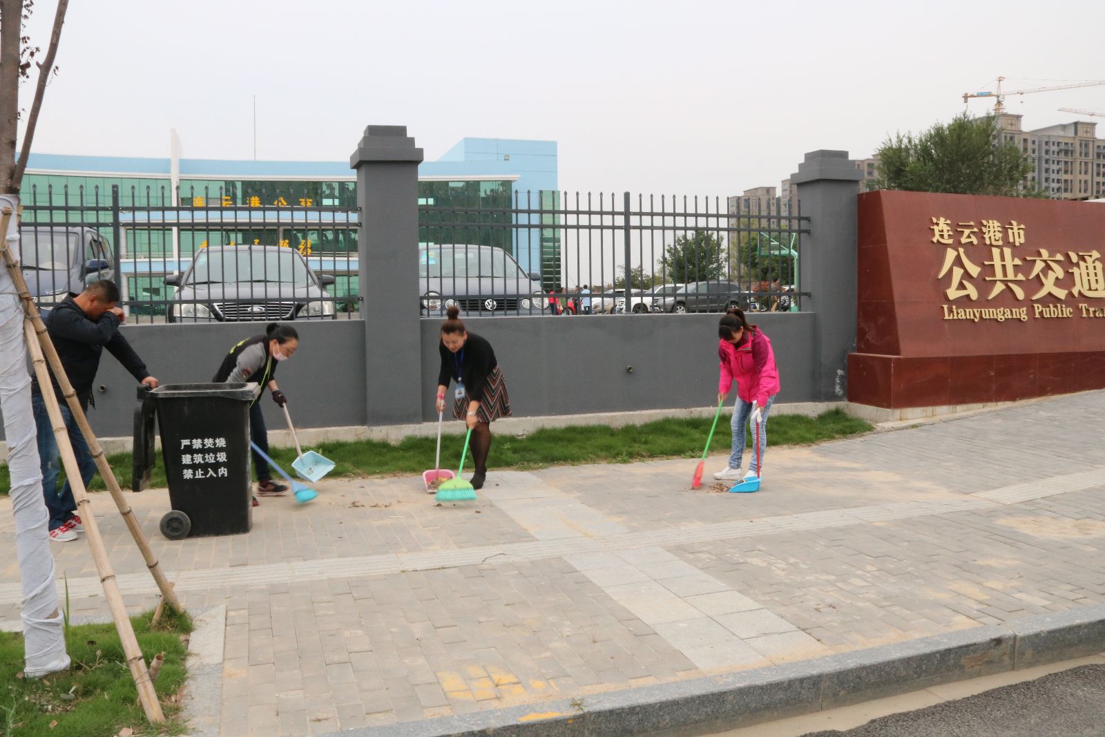 公交集團組織開展創(chuàng)衛(wèi)衛(wèi)生大掃除工作