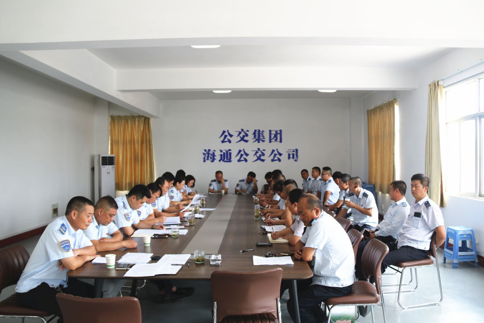 公交集團(tuán)海通公交公司黨支部開(kāi)展解放思想大討論活動(dòng)