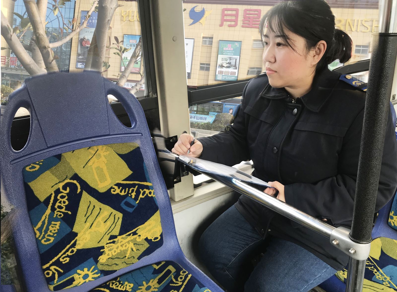 公交集團(tuán)公交事業(yè)一部對(duì)途徑火車站線路開展客流量調(diào)研