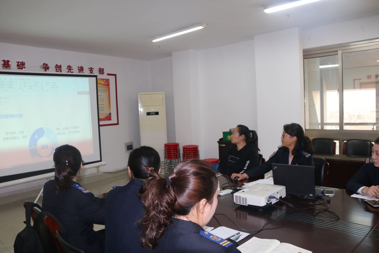 公交集團(tuán)快速公交事業(yè)部開(kāi)展站務(wù)組長(zhǎng)現(xiàn)場(chǎng)管理知識(shí)培訓(xùn)