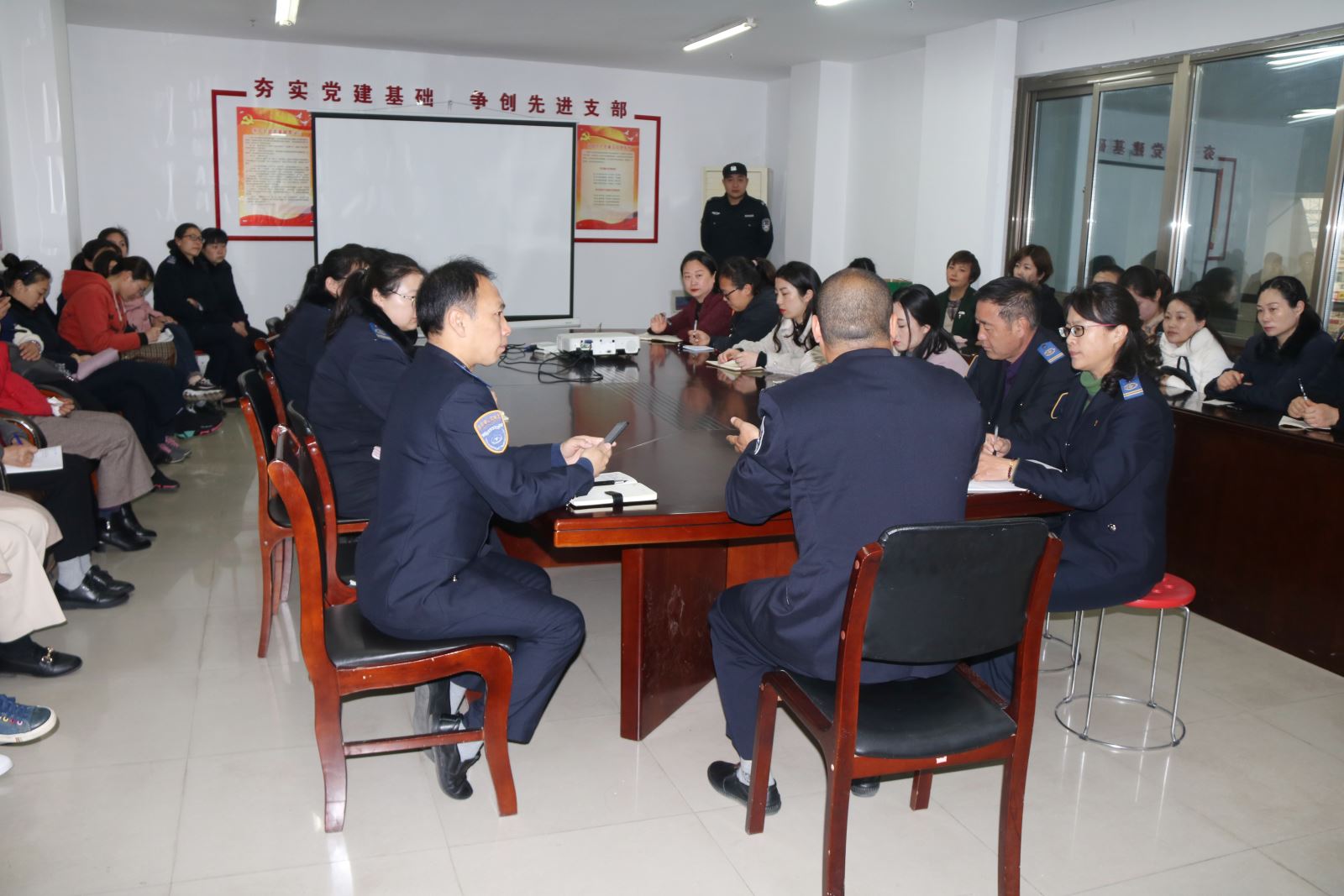 公交集團快速公交事業(yè)部開展站務員危險品檢查培訓