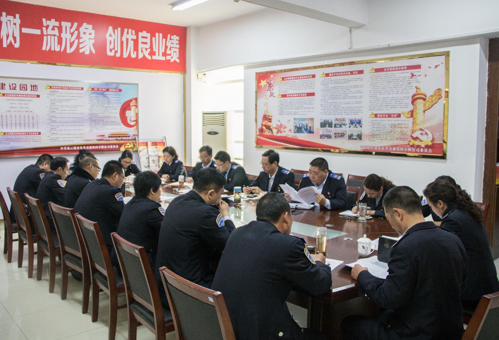 公交集團(tuán)召開清明小長(zhǎng)假運(yùn)輸保障會(huì)議