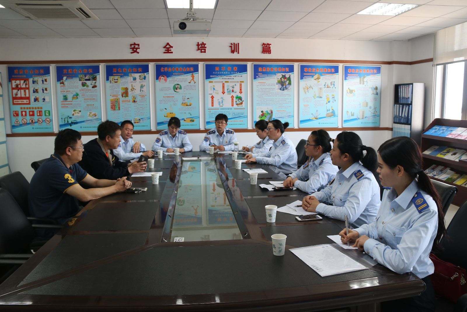 公交集團(tuán)赴東聯(lián)公司學(xué)習(xí)安全合格班組創(chuàng)建工作