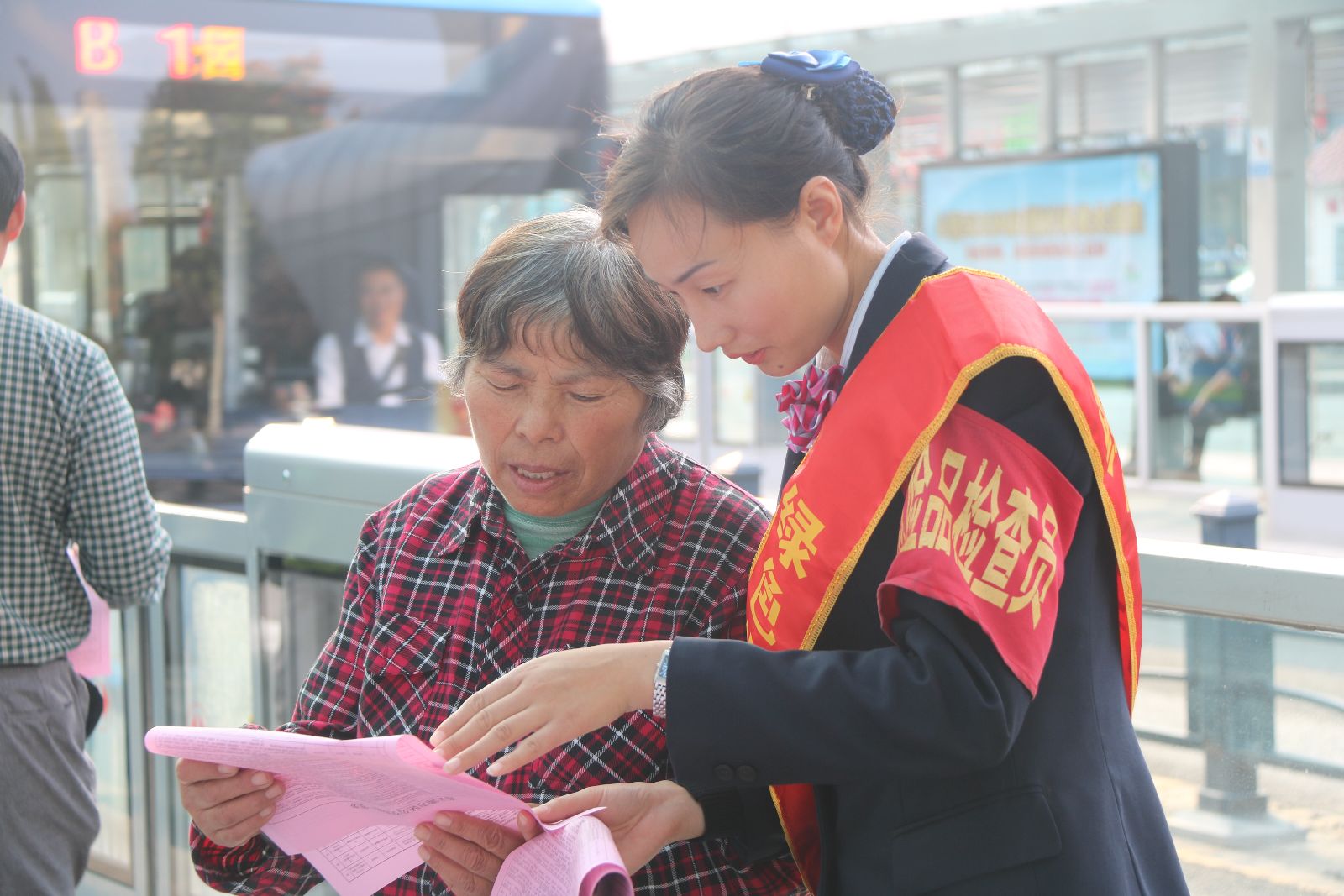 公交快速公司開展“老年乘客乘坐BRT注意事項(xiàng)”主題宣傳活動